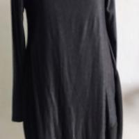 Abito dal taglio particolare colore nero indossato