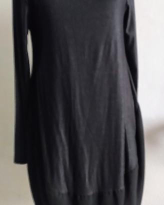 Abito dal taglio particolare colore nero indossato