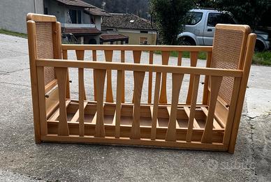Lettino con sponde in legno