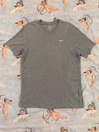T-shirt Nike grigia