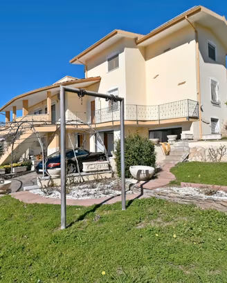 Villa con ampio cortile