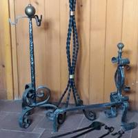 Attrezzi in ferro battuto per caminetto e barbecue