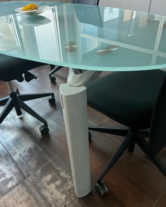 Tavolo riunione ovale di vetro con sedie