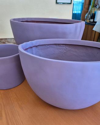 portavasi in resina e terraglia colore prugna