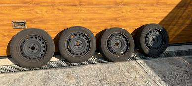 Cerchi in ferro con gomme da neve usate