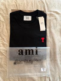AMI Paris T-shirt nera con logo cuore rosso Uomo