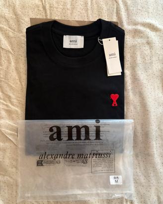 AMI Paris T-shirt nera con logo cuore rosso Uomo