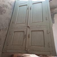 Porta in legno a 4 ante.