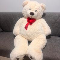 Maxi Orso di Peluche Bianco con fiocco rosso.
