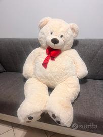 Maxi Orso di Peluche Bianco con fiocco rosso.
