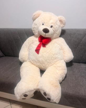 Maxi Orso di Peluche Bianco con fiocco rosso.