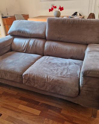 divano a due posti grigio alcantara