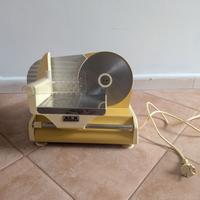 Affettatrice elettrica gialla funzionante 