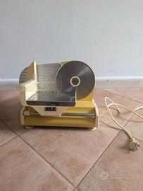 Affettatrice elettrica gialla funzionante 