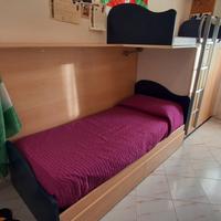 Letto a castello sfalzato e armadio per cameretta
