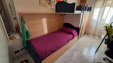 Letto a castello sfalzato e armadio per cameretta
