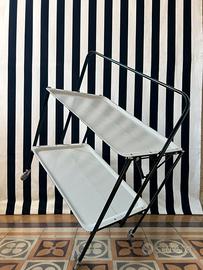 Carrello portavivande a quadretti.