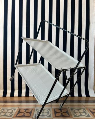 Carrello portavivande a quadretti.