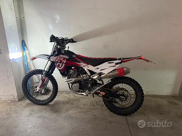 Husqvarna 450 cc 4T. Targata