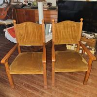 coppia di poltroncine foderate in velluto senape