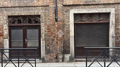 NEGOZIO A TORTONA
