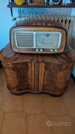 Radio d'epoca con mobile