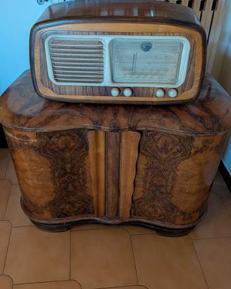 Radio d'epoca con mobile