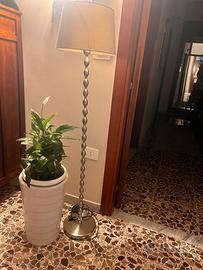 Lampada da terra con piantana