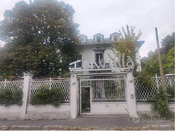 VILLA SINGOLA CON GIARDINO E TERRAZZI RIF. IMM01