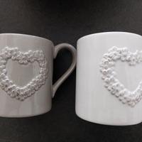 2 tazze con decorazione cuore
