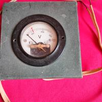 Vecchio strumento voltmetro vintage