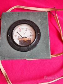 Vecchio strumento voltmetro vintage