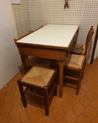 tavolo da cucina con sedie e sgabelli