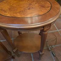 2 tavolini e una lampada