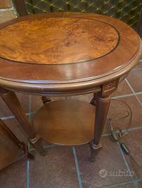 2 tavolini e una lampada