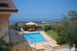 Villa con piscina, giardino vista mare