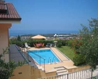 Villa con piscina, giardino vista mare