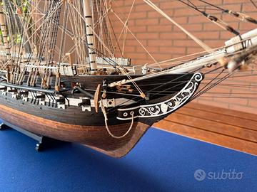 Modello navale USS Constitution con teca