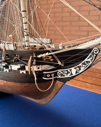 Modello navale USS Constitution con teca