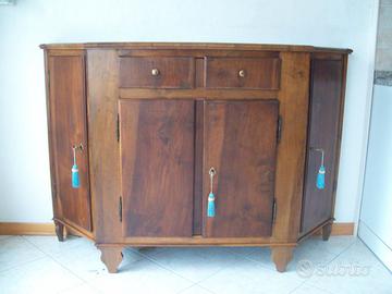 Credenza scantonata in noce