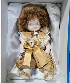 Bambola di porcellana. Collezione Amorini 