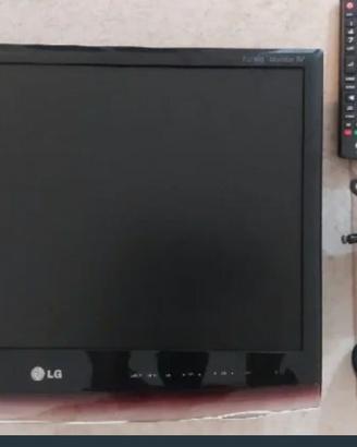TV LG Full HD 22 con supporto a parete