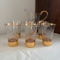 Brocca e bicchieri da cocktail.