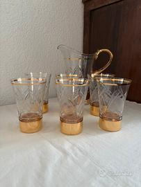 Brocca e bicchieri da cocktail.