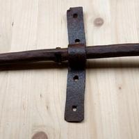 Antico catenaccio in ferro battuto per portone