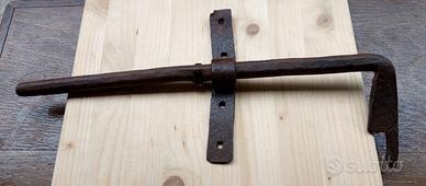 Antico catenaccio in ferro battuto per portone