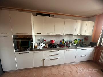 Cucina comprensiva di elettrodomestici