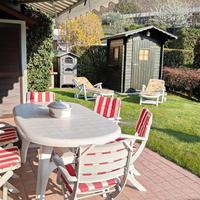 tavolo da giardino, 6 sedie con cuscini, 2 lettini