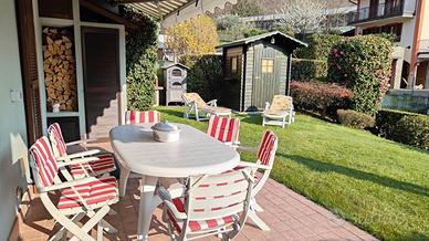 tavolo da giardino, 6 sedie con cuscini, 2 lettini