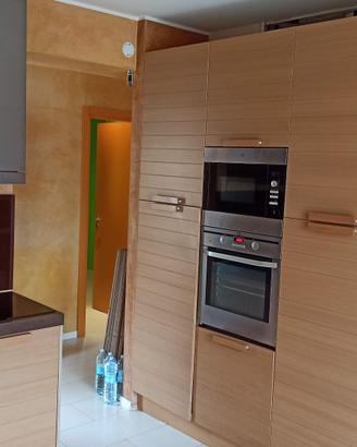 Cucina angolare con elettrodomestici